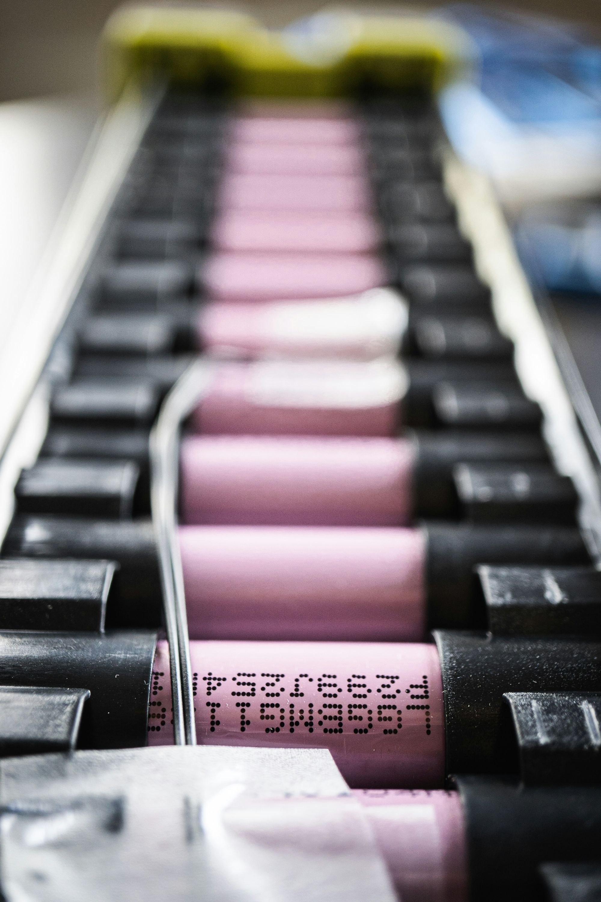 Row of cylindrical battery cells in a pack